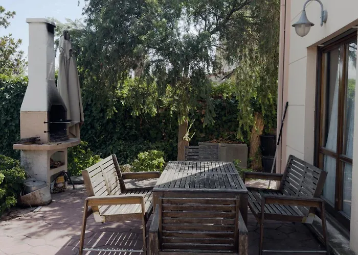 Amplio Y Comodo Chalet En Zaragoza Con Piscina Y Tenis